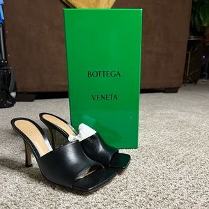 Bottega Venetta square toe heels